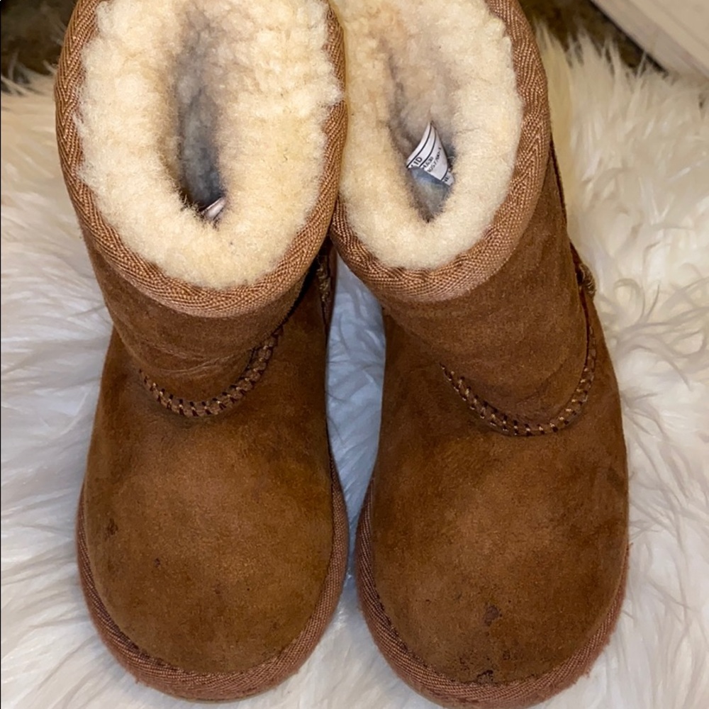 CLASSIC UGGS